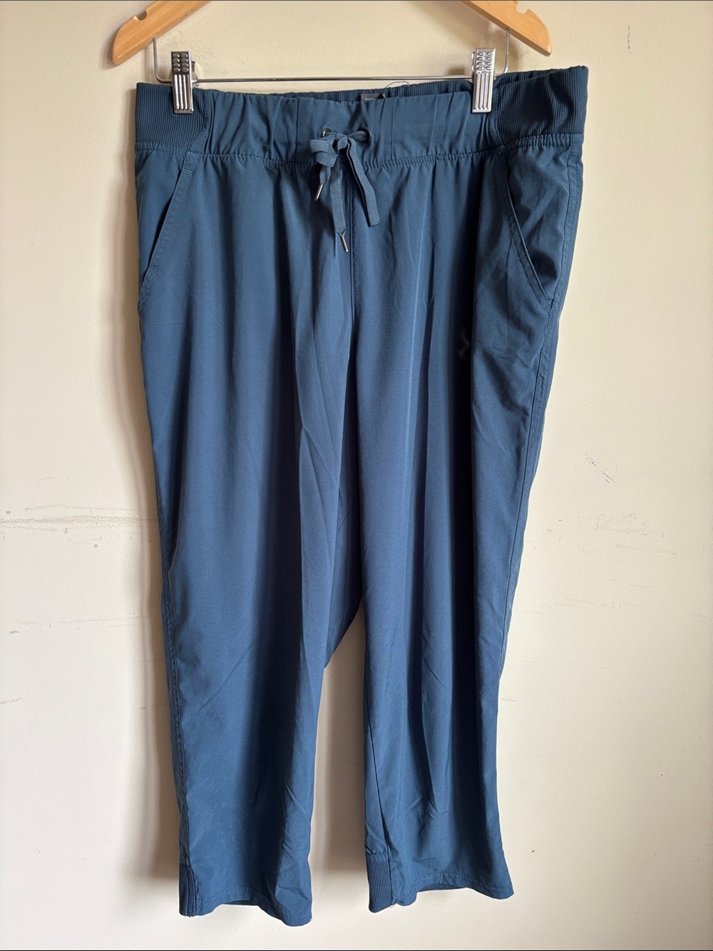 Women’s Drawstring Active Capri Pants in Slate Blue